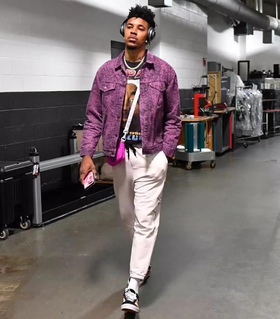 多人大厅里 多人大厅里